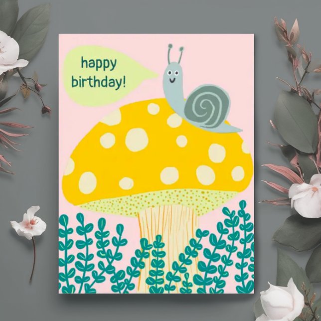 Postal Snail caprichoso sobre el día mágico del PERSONALI (Happy birthday postcard- cute snail on a mushroom pink and green)