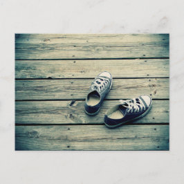 POSTAL SNEAKERS EN UN PIER