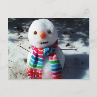 Postal Snowman con una bufanda rayada de arcoiris