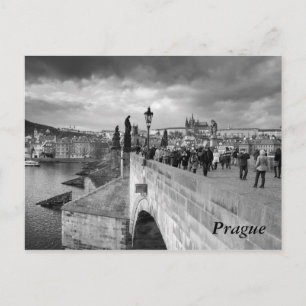 Postal sobre el puente Charles bajo un cielo tormentoso e