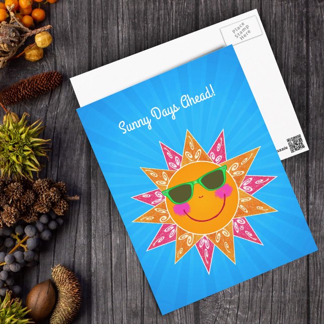 Postal Sol sonriente con gafas naranjas rayos rosados azu (Bright smiling orange sun fancy pink orange rays with scrolls on vibrant blue Sunny Days postcard.)