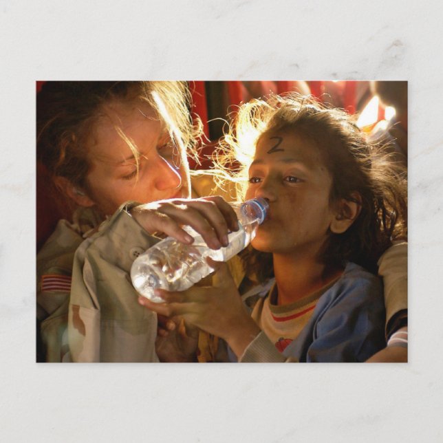 Postal Soldado ayudando a un niño refugiado (Anverso)