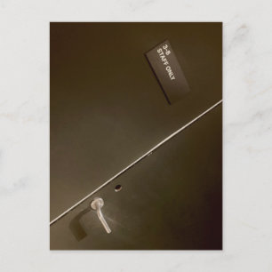 Postal Sólo personal, entrada al infierno, arte moderno