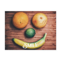 Postal sonriente de comida divertida con fruta son