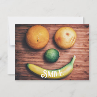 Postal sonriente de comida divertida con fruta son