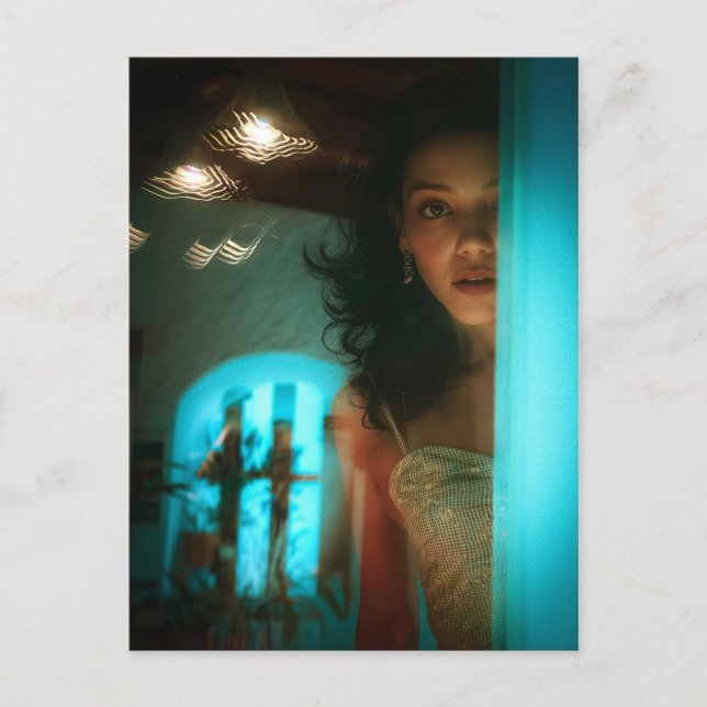 Postal Sorpresa, mirando desde una puerta (Anverso)