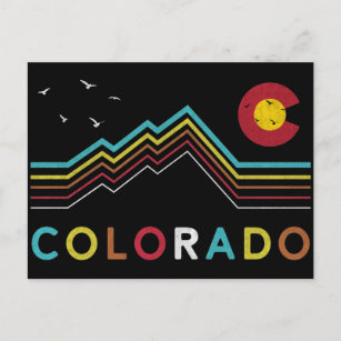 Postal Souvenir de montaña rocoso con bandera de Colorado