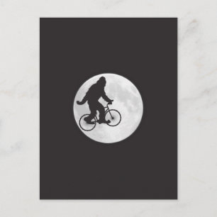 Postal Squatch en bicicleta con camiseta lunar