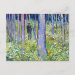 Postal Subcrecimiento de Vincent van Gogh con dos cifras<br><div class="desc">Dos figuras se encuentran entre el subcrecimiento de un bosque pintado por Vincent van Gogh.</div>