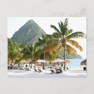 Postal Sun Beds en una playa cerca de los Pitons en Santa
