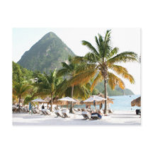 Sun Beds en una playa cerca de los Pitons en Santa