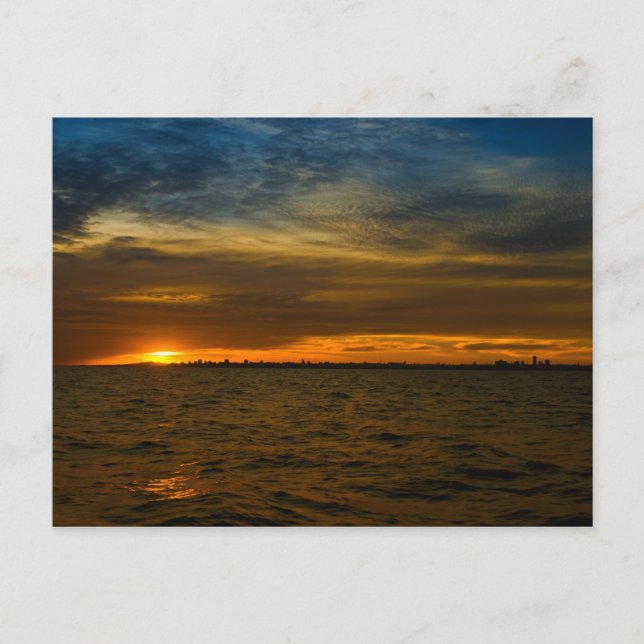 Postal Sun que establece detrás de la ciudad (Anverso)