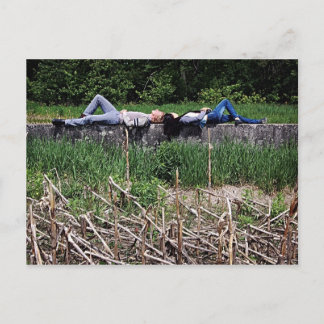 Postal Sunbathing - Shift de Richard Serra