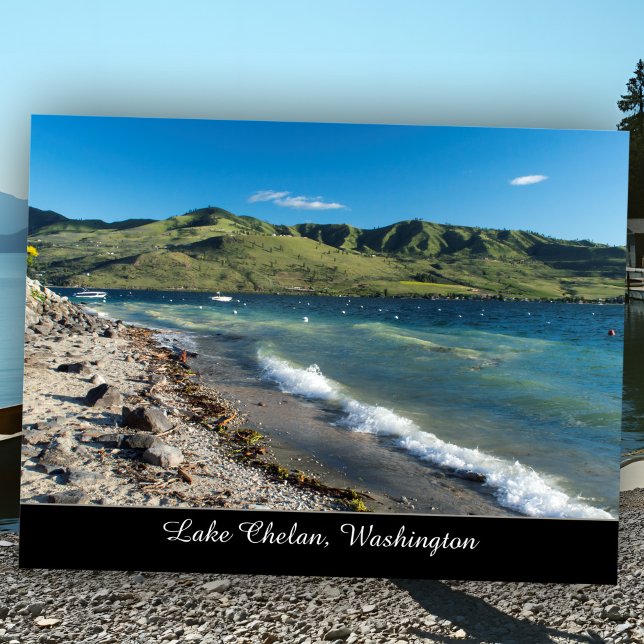 Postal Sunny Lake Chelan Beach Scenic Estado de Washingto (Sunny Lake Chelan beach with waves, sand, and Cascade hills - a peaceful Washington escape.)