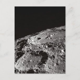 Postal Superficie lunar y horizonte