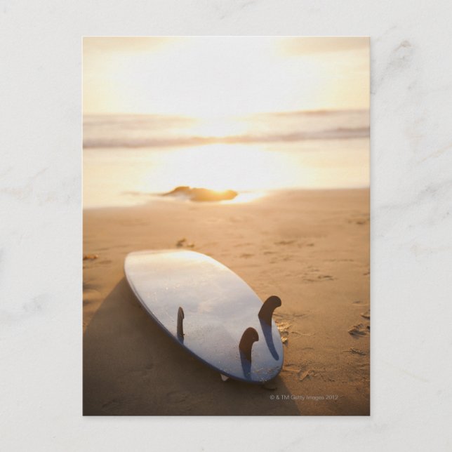 Postal Surfboard en la playa al atardecer (Anverso)