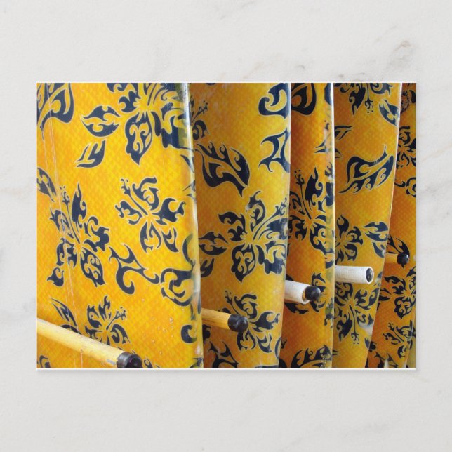 Postal Surfboards amarillas en los racks (Anverso)