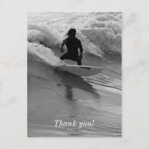 Postal Surfeando Las Olas Escala de Grises