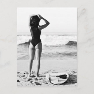 Postal Surfer Chica foto en blanco y negro
