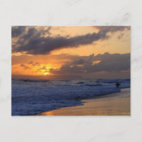 Surfista al atardecer en la playa de Kauai, Niihau
