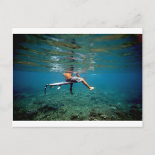 Postal Surfista sentado en la tabla de surf sobre la barr