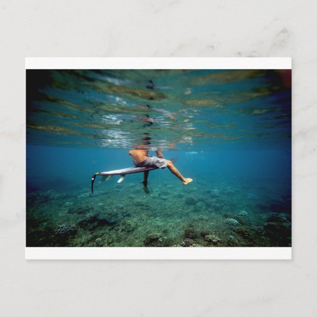 Postal Surfista sentado en la tabla de surf sobre la barr (Anverso)