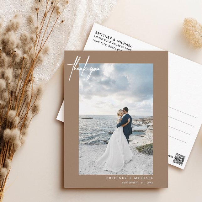 Postal Tan simple a mano gracias (Elegant hand lettered thank you wedding postcard with a minimalistic design perfect for any couple.)