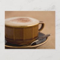 Taza de capuchino con polvo de cacao