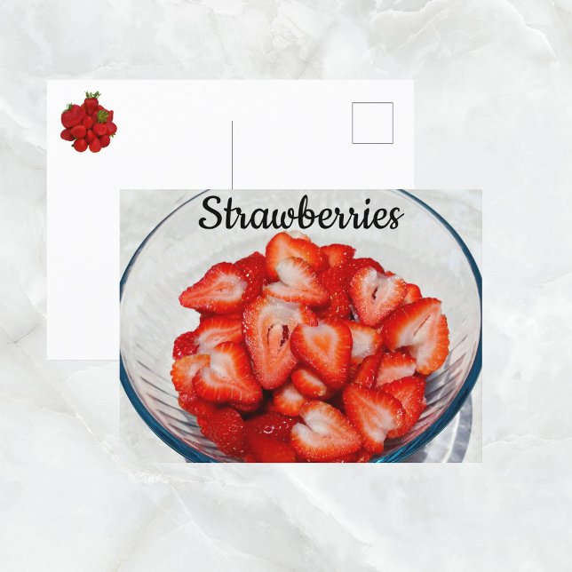 Postal Tazón de fresas rojas cortadas fotográficas (Subido por el creador)