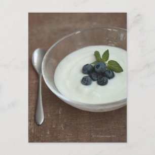 Postal Tazón de yogur con arándano sobre la mesa