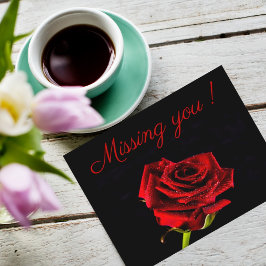 Postal Te falta tu romántica foto de rosa roja personaliz
