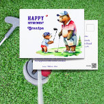 Postal Tema del golf del abuelo de jubilaciones felices<br><div class="desc">Feliz retiro tarjeta postal temática del abuelo golf,  lindo oso abuelo y oso de cachorro jugando golf,  regalo de agradecimiento a los abuelos de un niño</div>
