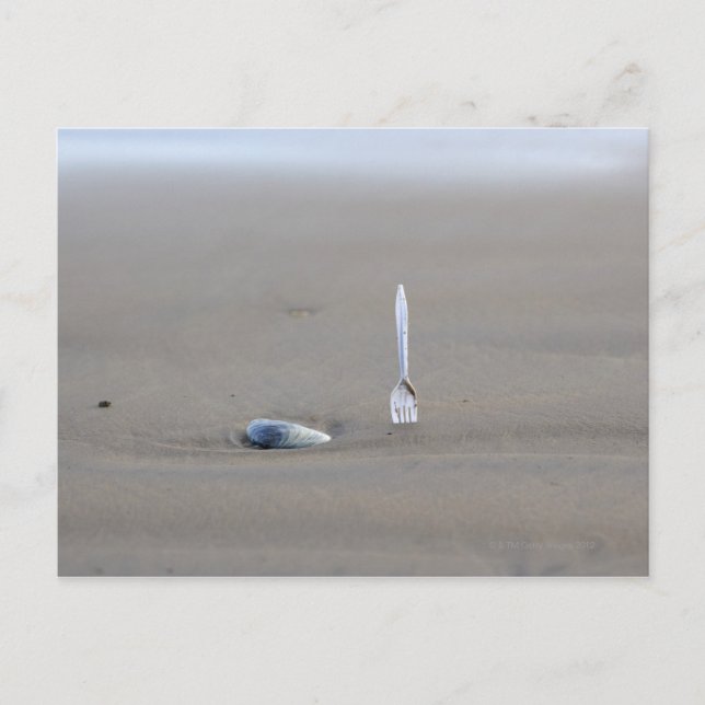 Postal tenedor de plástico pegado a la playa de arena (Anverso)