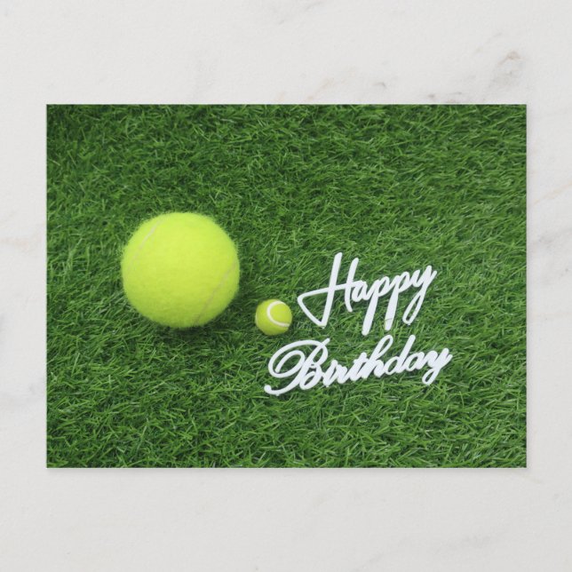 Postal Tenis Feliz cumpleaños y pelotas en hierba verde (Anverso)