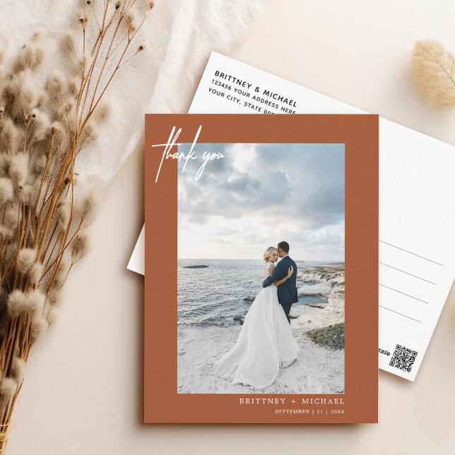 Postal Terracota simple a mano Gracias (Elegant hand lettered thank you wedding postcard with a minimalistic design perfect for any couple.)