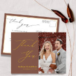 Postal Terracotta Elegante Boda De Guión Oro Gracias<br><div class="desc">Terracotta Elegant Gold Script Moderno Foto Simple Boda Gracias Postcard. Exprese lo agradecidos que están con sus amigos y familiares que hicieron de su boda un especial extra con esta hermosa tarjeta de agradecimiento de boda. Todos los textos están preorganizados para que puedas personalizarlos fácil y rápidamente con tus propias...</div>