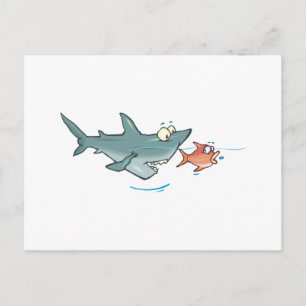 Postal tiburón divertido persiguiendo peces