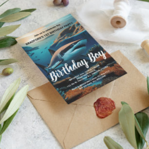 Postal Tiburón Majestuoso Deslizándose a Través de las Pr