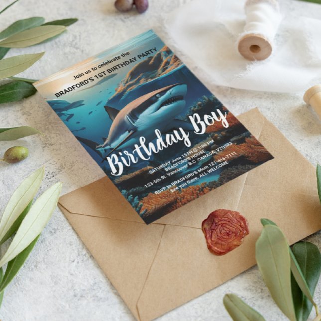 Postal Tiburón Majestuoso Deslizándose por las Profundida (Subido por el creador)