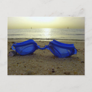 Postal Tiempo de vacaciones, gafas azules en la playa