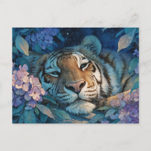 Postal Tigre durmiente en jardín floral púrpura