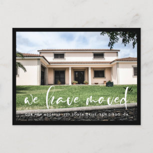 Postal Tipografía moderna de moda Nos hemos movido