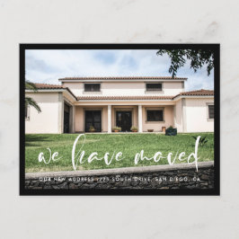 Postal Tipografía moderna de moda Nos hemos movido