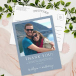 Postal Tipografía moderna Dusty Blue Minimalista Photo<br><div class="desc">Digan gracias con estilo con estas modernas y muy modernas fotos bodas gracias a las postales. El diseño es fácil de personalizar con tu propia redacción y tu familia y amigos estarán encantados cuando reciban estas fabulosas gracias. Se pueden encontrar elementos coincidentes en la colección.</div>