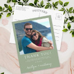 Postal Tipografía moderna Sage Green Minimalist Photo<br><div class="desc">Digan gracias con estilo con estas modernas y muy modernas fotos bodas gracias a las postales. El diseño es fácil de personalizar con tu propia redacción y tu familia y amigos estarán encantados cuando reciban estas fabulosas gracias. Se pueden encontrar elementos coincidentes en la colección.</div>