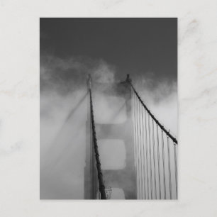 Postal Torre del puente Golden Gate cubierta de niebla