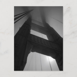 Postal Torre del puente Golden Gate en la niebla - San Fr