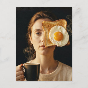 Postal Tostada de desayuno surrealista y mujer de café co
