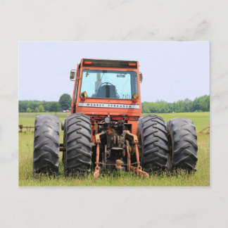 Postal Tractor De Modelo Massey De Cab Antiguo En Un Camp