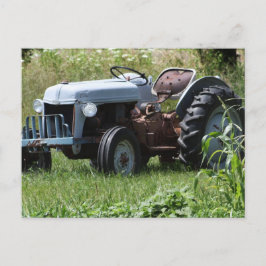 Postal Tractor en un campo
